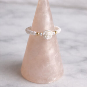 Delikatny pierścionek z różyczką 1